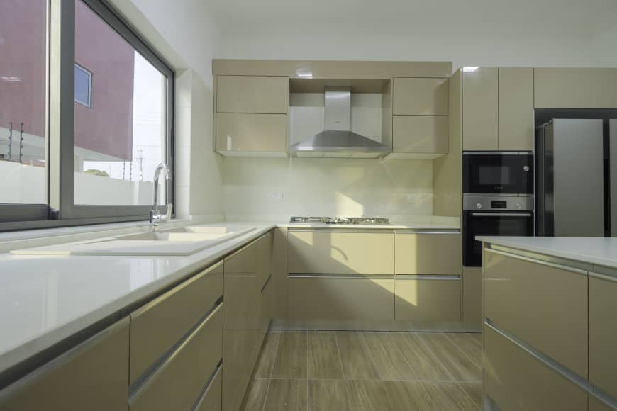 4 Bedrooms House